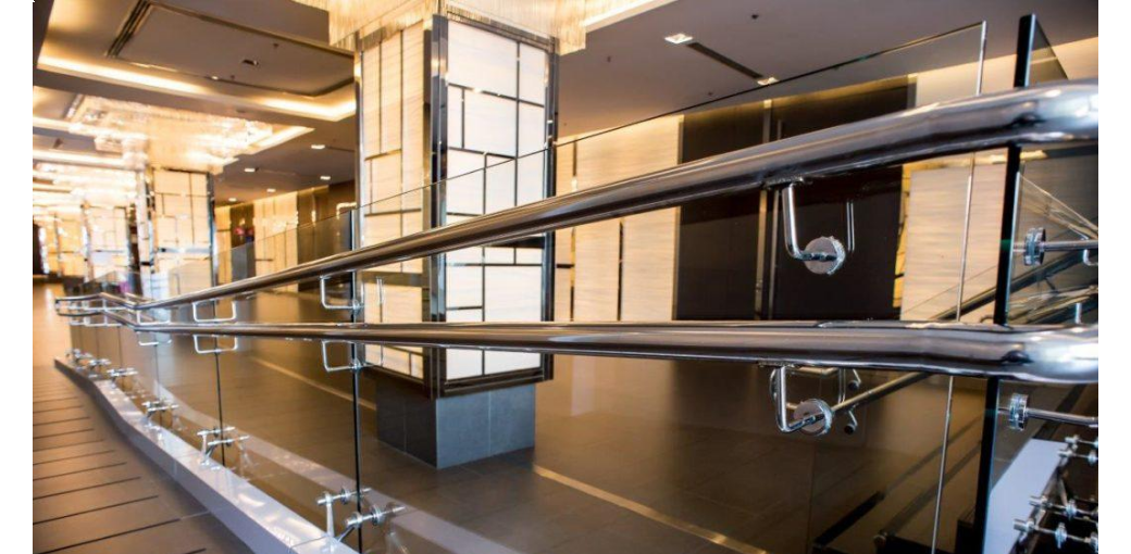 Bezpieczeństwo w nowoczesnym wydaniu. Poznaj system balustrad całoszklanych