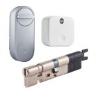 Inteligentny zamek Yale Linus Smart Lock – srebrny, zestaw z centralą Yale Connect Wi-Fi Bridge oraz wkładką Linus® Smart Lock Inteligentny zamek Yale Linus Smart Lock – srebrny, zestaw z centralą Yale Connect Wi-Fi Bridge oraz wkładką Linus® Smart Lock