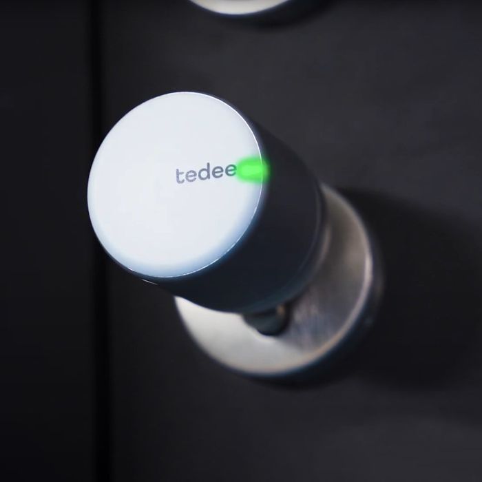 Inteligentny zamek GERDA Tedee PRO - srebrny, w zestawie z mostkiem, klawiaturą oraz wkładką SLR 30-61/37-68 mm zębatka (typ D)