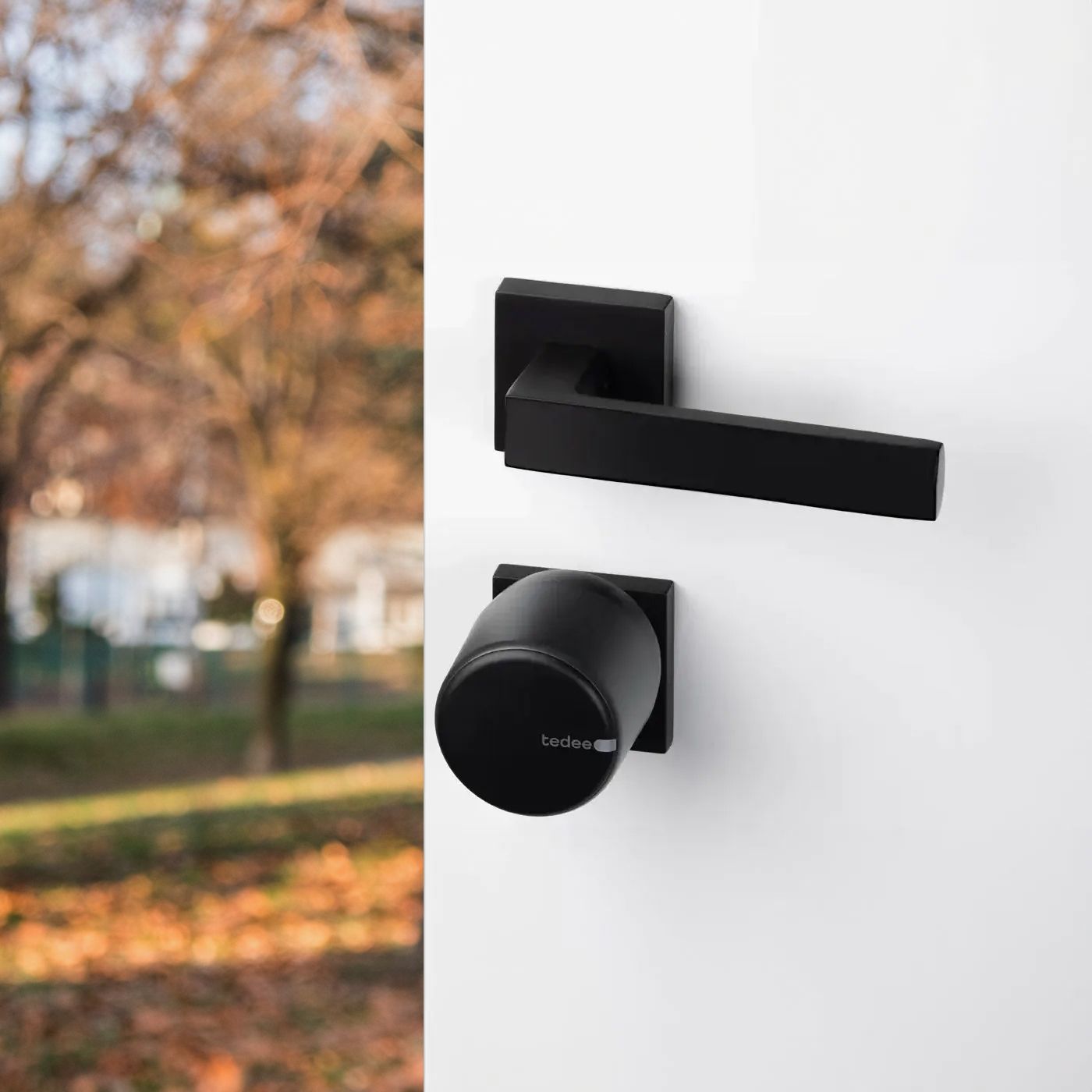 Inteligentny zamek Tedee Lock PRO &ndash; grafitowy, zestaw z routerem Tedee.